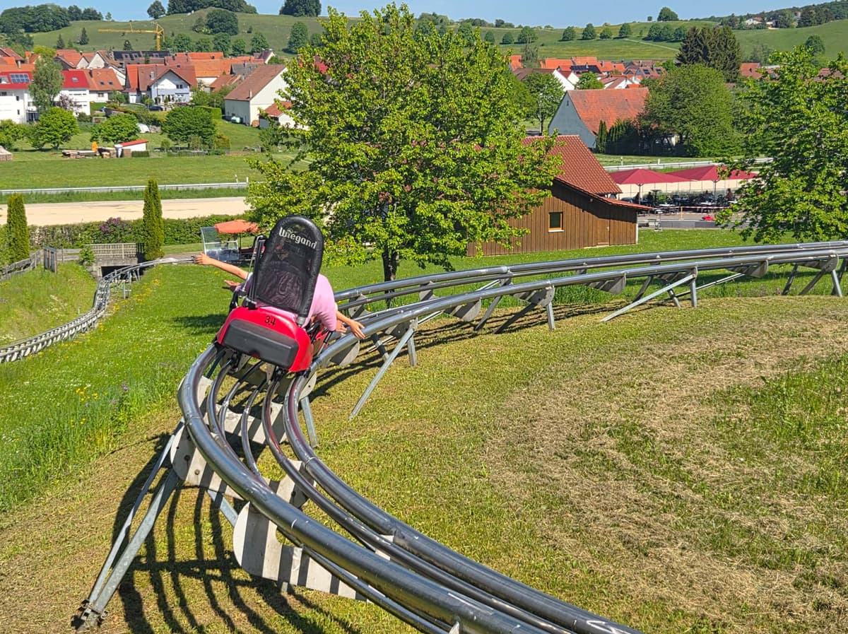 Bunte Luftballons schweben fröhlich am Himmel und verleihen der Szene eine festliche Atmosphäre.