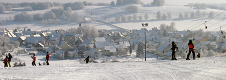 Panorama von Donnstetten mit Skilift