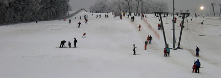 Skilift bei Flutlicht